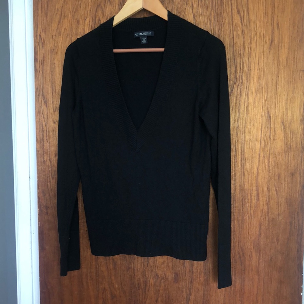 Banana Republic V neck sweater with long sleeves